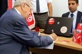 السبسي يقدم ملف ترشحه للانتخابات الرئاسة (مقر هيئة الانتخابات سبتمبر/أيلول 2014 العاصمة تونس)