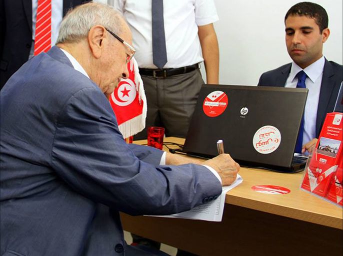 السبسي يقدم ملف ترشحه للانتخابات الرئاسة (مقر هيئة الانتخابات سبتمبر/أيلول 2014 العاصمة تونس)