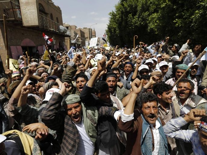 Supporters of the Shi'ite Houthi movement shout slogans during an anti-government demonstration in Sanaa September 3, 2014. Yemen's president Abd-Rabbu Mansour Hadi dismissed his government on Tuesday, proposed a national unity administration and suggested reinstating fuel subsidies, government sources said, in moves to quell weeks of unrest by the rebel movement. But the Houthis, a Shi'ite Muslim group that had massed tens of thousands of supporters in the capital Sanaa with camps set up near the Interior Ministry, rejected the compromise proposals by Hadi. REUTERS/Khaled Abdullah (YEMEN - Tags: POLITICS CIVIL UNREST)