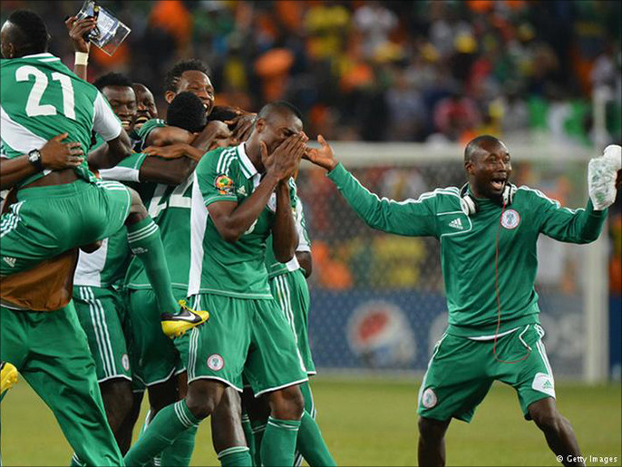 ‪فرحة المنتخب النيجيري بإحرازه لقب بطولة كأس الأمم الأفريقية عام 2013‬ (دويتشه فيلله)