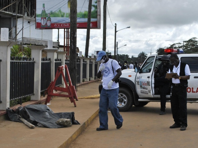 جثة شخص يشتبه بوفاته بإيبولا ملقاة في الشارع بمونروفيا (رويترز)