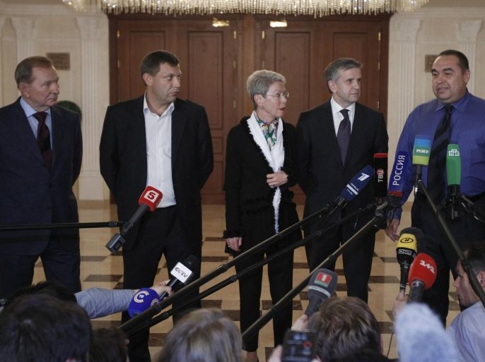 (L-R) Former Ukrainian President Leonid Kuchma, self-proclaimed Donetsk People's Republic Prime Minister Alexander Zakharchenko, OSCE Ambassador Heidi Tagliavini, Russian Ambassador to Ukraine Mikhail Zurabov and leader of the self-proclaimed People's Republic of Luhansk Igor Plotnitsky speaks to the media during talks on resolving the Ukraine conflict in Minsk, September 5, 2014. Ukraine and pro-Russian rebels agreed a ceasefire on Friday, the first step towards ending a conflict in eastern Ukraine that has caused the worst standoff between Moscow and the West since the Cold War ended. REUTERS/Vladimir Nikolsky (BELARUS - Tags: POLITICS CIVIL UNREST)