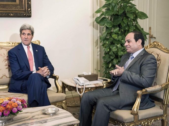 U.S. Secretary of State John Kerry (L) listens while Egyptian President Abdel Fattah al-Sisi talks before a meeting at the presidential palace in Cairo September 13, 2014. REUTERS/Brendan Smialowski/Pool (EGYPT - Tags: POLITICS)