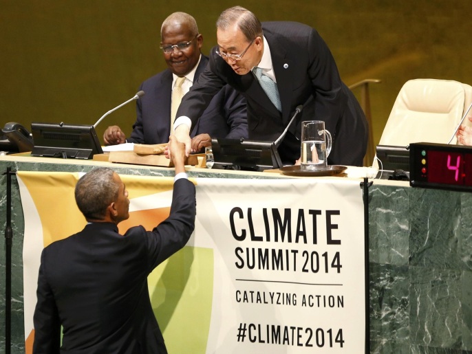 أوباما يصافح بان قبيل إلقائه كلمته أمام قمة المناخ الثلاثاء (رويترز)