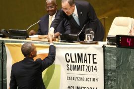 REFILE CORRECTING BYLINE U.S. President Barack Obama (L) is greeted by United Nations Secretary-General Ban Ki-Moon (R) before addressing the Climate Summit at United Nations headquarters in New York, September 23, 2014. REUTERS/Kevin Lamarque (UNITED STATES - Tags: POLITICS ENVIRONMENT)