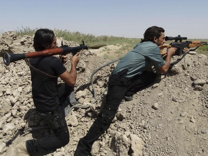 Tribal fighter forces carry weapons during a fight with Islamic State (IS) militants on the outskirt of Ramadi, September 14, 2014. Picture taken September 14, 2014. REUTERS/Osama Al-Dulaimi (IRAQ - Tags: CIVIL UNREST POLITICS MILITARY CONFLICT)