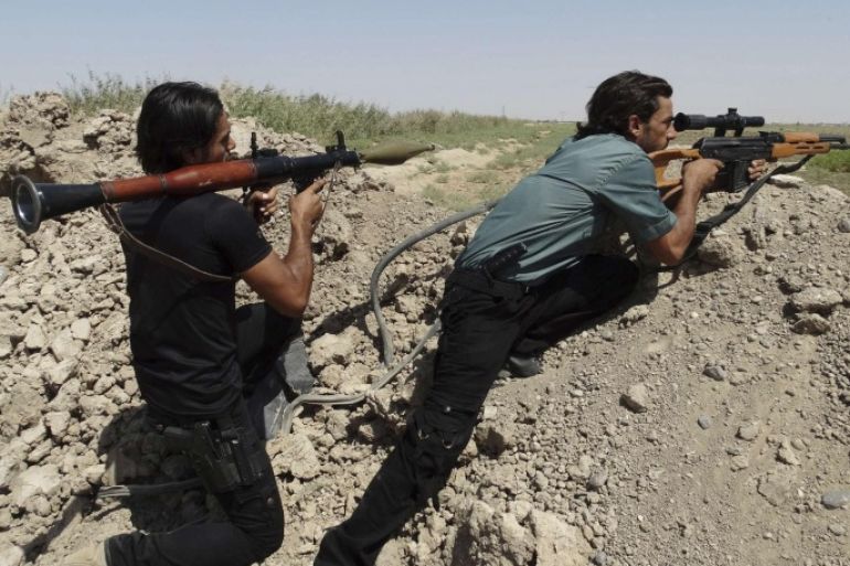 Tribal fighter forces carry weapons during a fight with Islamic State (IS) militants on the outskirt of Ramadi, September 14, 2014. Picture taken September 14, 2014. REUTERS/Osama Al-Dulaimi (IRAQ - Tags: CIVIL UNREST POLITICS MILITARY CONFLICT)
