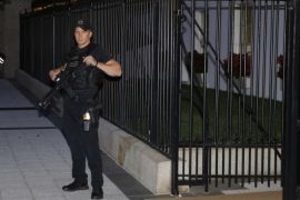 An armed U.S. Secret Service agent with an automatic rifle guards the White House complex during an evacuation over a security alert moments after U.S. President Barack Obama and his family left for the presidential retreat, Camp David, in Maryland, September 19, 2014. White House staff and reporters were evacuated on Friday by the Secret Service because an intruder was spotted running on the grounds of the complex shortly after Obama departed for Camp David, witnesses said. REUTERS/Larry Downing (UNITED STATES - Tags: POLITICS)