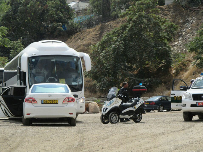 ‪سلطات الاحتلال تضيق على حافلات تنقل الآلاف من الفلسطينيين للقدس والأقصى‬ (الجزيرة)
