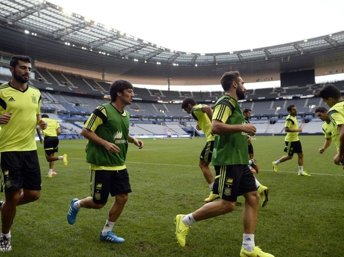 Spain's national team's players warm up during a training session on September 3, 2014, on the eve of his team's friendly football match against France at the Stade de France in Saint-Denis near Paris. AFP PHOTO / FRANCK FIFE