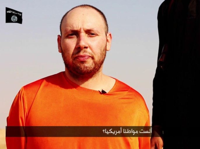 REUTERS IS UNABLE TO INDEPENDENTLY VERIFY THE AUTHENTICITY OF THIS VIDEO A video purportedly showing U.S. journalist Steven Sotloff kneeling next to a masked Islamic State fighter holding a knife in an unknown location in this still image from video released by Islamic State September 2, 2014. The Islamic State released a video purporting to show the beheading of Sotloff, a monitoring service said on Tuesday, as the militant group raised the stakes in its confrontation with Washington over U.S. air strikes on its fighters in Iraq. REUTERS/Islamic State via Reuters TV (CRIME LAW CIVIL UNREST MEDIA TPX IMAGES OF THE DAY)ATTENTION EDITORS - THIS PICTURE WAS PROVIDED BY A THIRD PARTY. REUTERS IS UNABLE TO INDEPENDENTLY VERIFY THE AUTHENTICITY, CONTENT, LOCATION OR DATE OF THIS IMAGE. NO SALES. NO ARCHIVES. FOR EDITORIAL USE ONLY. NOT FOR SALE FOR MARKETING OR ADVERTISING CAMPAIGNS. IT IS DISTRIBUTED, EXACTLY AS RECEIVED BY REUTERS, AS A SERVICE TO CLIENTS