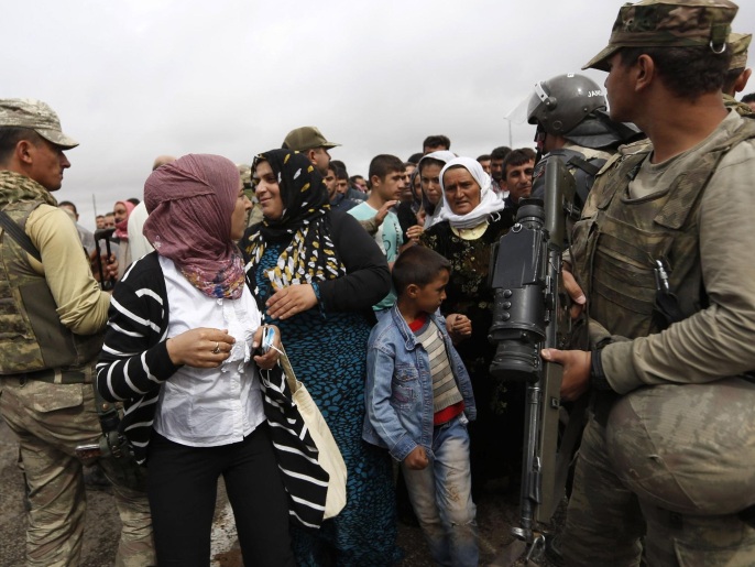 أكثر من 160 ألف لاجئ سوري فروا إلى تركيا جراء هجوم تنظيم الدولة على محيط بلدة عين العرب (رويترز)
