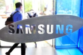 A visitor walks past a logo of Samsung Electronics at the company's headquarters in Seoul on April 29, 2014. Samsung Electronics reported on April 29 its net profit had risen 5.9 percent year-on-year in the first quarter to 7.57 trillion won (USD 7.3 billion) but operating profit declined for a second straight quarter on slowing smartphone revenue. AFP PHOTO / JUNG YEON-JE
