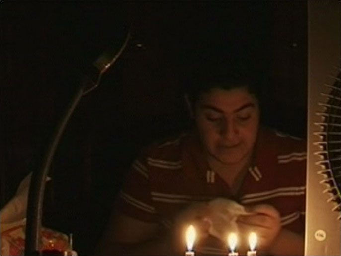 ‪انقطاع الكهرباء بات جزءًا من‬ انقطاع الكهرباء بات جزءًا من حياة المصريين اليومية (الجزيرة نت)