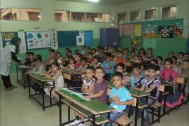 مجموعة من الأطفال السوريين داخل احد الصفوف الدراسية التابعة لأحدى الجمعيات الأهلية بطرابلس شمال لبنان بعد أيام من انتظامهم بالعام الدراسي اكتوبر 2012