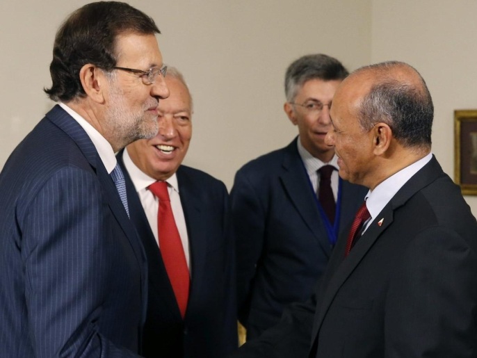 رئيس الوزراء الإسباني (يسار) يستقبل وزير الخارجية الليبي خلال المؤتمر (الأوروبية)