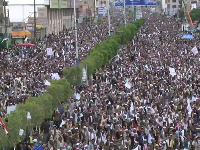 ‪الاشتباكات بالجوف تأتي في ظل استمرار مسيرات الحوثيين والمناوئين لهم‬ (الجزيرة)