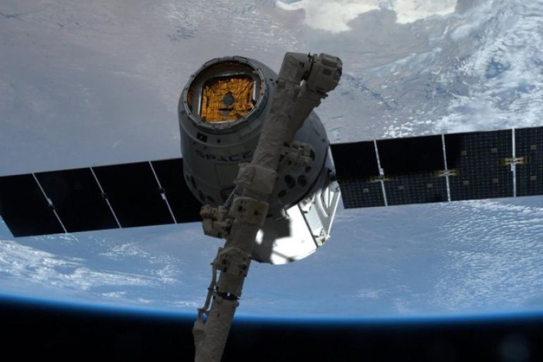 The SpaceX Dragon commercial cargo spacecraft is grappled to Canadarm2 at the International Space Station in this NASA picture taken April 20, 2014. NASA will partner with Boeing and SpaceX to building commercially owned and operated "space taxis" that would fly astronauts to the International Space Station ending U.S. Dependence on Russia for rides, U.S. Senator Bill Nelson said September 16, 2014. REUTERS/NASA/Handout via Reuters (OUTER SPACE - Tags: SCIENCE TECHNOLOGY) ATTENTION EDITORS - THIS PICTURE WAS PROVIDED BY A THIRD PARTY. REUTERS IS UNABLE TO INDEPENDENTLY VERIFY THE AUTHENTICITY, CONTENT, LOCATION OR DATE OF THIS IMAGE. THIS PICTURE IS DISTRIBUTED EXACTLY AS RECEIVED BY REUTERS, AS A SERVICE TO CLIENTS. FOR EDITORIAL USE ONLY. NOT FOR SALE FOR MARKETING OR ADVERTISING CAMPAIGNS - RTR3M39J