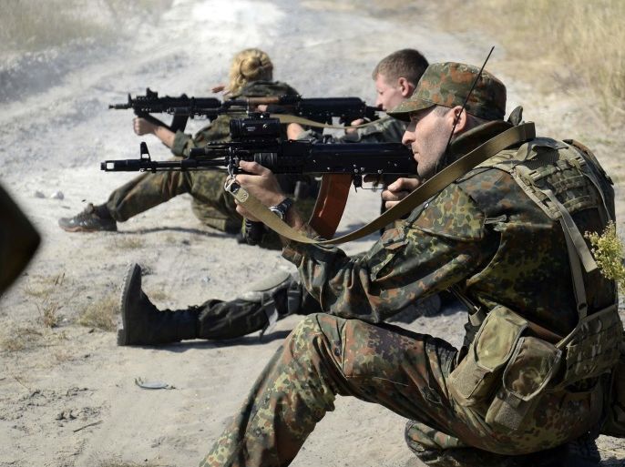 Ukrainian army soldiers from battalion "Aydar" practise shooting during a military drill in the village of Schastya, near the eastern Ukrainian town of Luhansk September 20, 2014. REUTERS/Maks Levin (UKRAINE - Tags: POLITICS CIVIL UNREST MILITARY)
