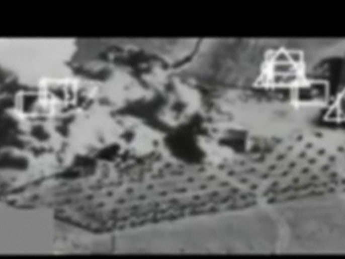 ‪صورة من كاميرا طائرة أميركية قصفت مناطق في مدينة عين العرب (كوباني)‬ (رويترز)