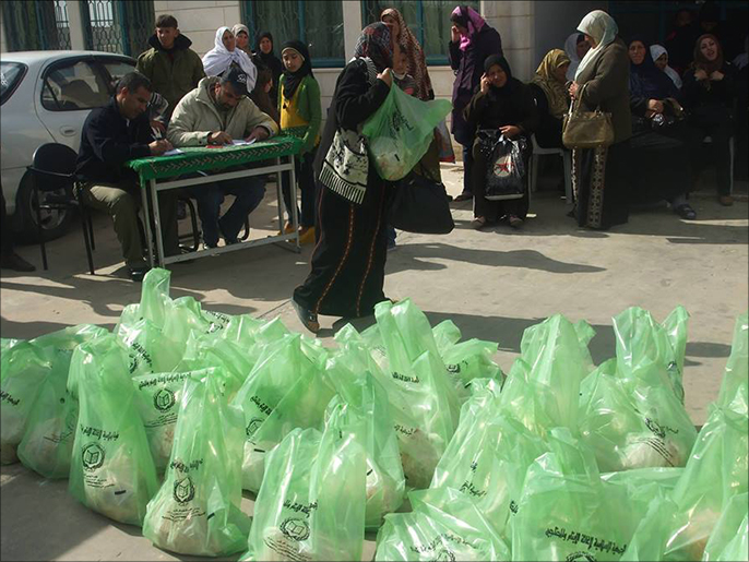توزيع لحوم الأضاحي على فقراء فلسطين (الجزيرة)