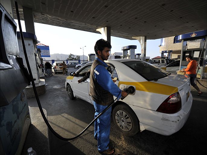 epa04382783 A Yemeni attendant pumps fuel into a vehicle at a petrol station few hours after the government partially reinstated fuel subsidies that will go into effect on 04 September, in Sana?a, Yemen, 03 September 2014. Reports state Yemeni President Abdo Rabbo Mansour Hadi has agreed to dismiss the current government and partially reinstate fuel subsidies, in an attempt to end weeks of angry protests led by Shiite Houthis. EPA/YAHYA ARHAB