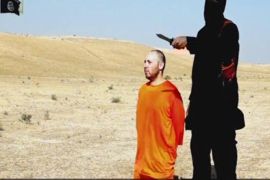 REUTERS CANNOT INDEPENDENTLY VERIFY THE CONTENT OF THIS VIDEO A video purportedly showing U.S. journalist Steven Sotloff kneeling next to a masked Islamic State fighter holding a knife in an unknown location in this still image from video released by Islamic State September 2, 2014. The Islamic State released a video purporting to show the beheading of Sotloff, a monitoring service said on Tuesday, as the militant group raised the stakes in its confrontation with Washington over U.S. air strikes on its fighters in Iraq. REUTERS/Islamic State via Reuters TV ( Tags: - CIVIL UNREST POLITICS IMAGES OF THE DAY) ATTENTION EDITORS - THIS PICTURE WAS PROVIDED BY A THIRD PARTY. REUTERS IS UNABLE TO INDEPENDENTLY VERIFY THE AUTHENTICITY, CONTENT, LOCATION OR DATE OF THIS IMAGE. NO SALES. NO ARCHIVES. FOR EDITORIAL USE ONLY. NOT FOR SALE FOR MARKETING OR ADVERTISING CAMPAIGNS. IT IS DISTRIBUTED, EXACTLY AS RECEIVED BY REUTERS, AS A SERVICE TO CLIENTS