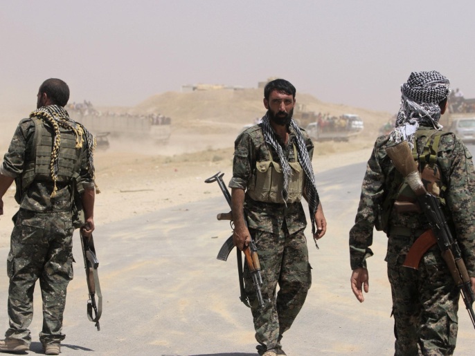عناصر من وحدات حماية الشعب الكردي في مدينة الحسكة (رويترز-أرشيف)