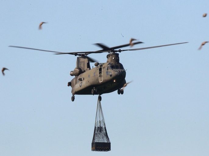 A CH-47 Chinook helicopter takes part in the annual Han Kuang military exercise in Chiayi County, southern Taiwan September 16, 2014. REUTERS/Pichi Chuang (TAIWAN - Tags: MILITARY TRANSPORT)