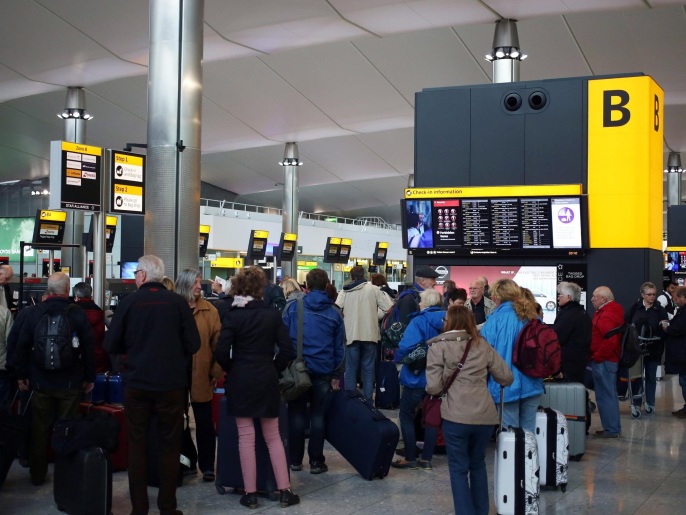 ‪مسافرون في مطار هيثرو بلندن‬ (أسوشيتد برس)