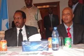 الرئيس الصومالي حسن الشيخ محمود ورئيس الوزراء عبد الولي الشيخ أحمد في مناسبة تعيين عبد الولي رئيسا للوزراء ، مقديشو 12 ديسمبر 2013 (الجزيرة نت).