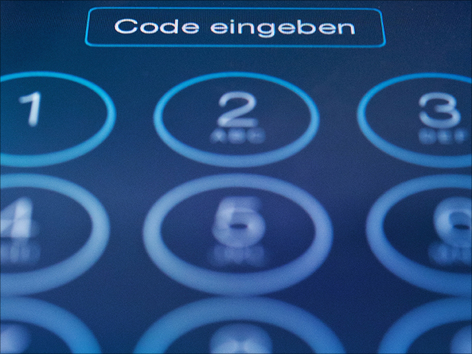 يمكن للغرباء تخمين الرقم السري واختلاس النظر إليه أثناء قيام المستخدم بإدخاله(الألمانية)