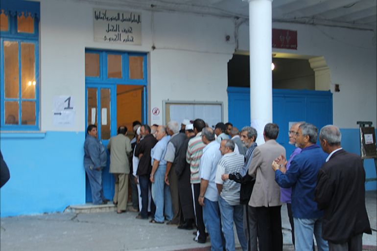 اصطف الناخبون التونسيون صباح اليوم الأحد في طوابير أمام مراكز الاقتراع للإدلاء بأصواتهم في الانتخابات التشريعية