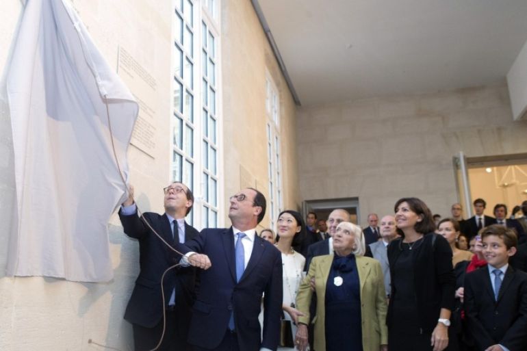 Picasso Museum director museum director Laurent Le Bon (L) and French President Francois Hollande (2nd L) unveil a plaque, flanked by French Culture minister Fleur Pellerin (3rd L), Maya Picasso (C), daughter of Pablo Picasso, and mayor of Paris Anne Hidalgo (R), during the inauguration of the Picasso Museum in Paris on October 25, 2014, as it re-opens after five years of renovation. The collection of the Picasso Museum is displayed in the Hotel Sale in Paris' Marais district, which has been extensively modernised and more than twice its previous size. AFP PHOTO / POOL / JACQUES BRINON