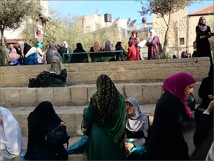 مجموعة فلسطينيات احتشدن عند باب حطة استجابة لدعوة النفير العام (الجزيرة نت)