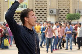 نظم عدد من الطلاب المعارضين للأنقلاب في جامعة القاهرة وقفة احتجاجية طالبوا فيها انهاء حكم الانقلاب العسكري واطلاق سراح المعتقلين.