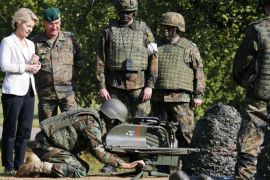 German Defence Minister Ursula von der Leyen and German army Bundeswehr general Gert-Johannes Hagemann, commander of the infantry school of Hammelburg, watch Kurdish Peshmerga fighters during a training session with MILAN anti-tank missiles in Hammelburg October 2, 2014. German army trains 32 Kurdish Peshmerga soldiers since September 27, 2014 in Hammelburg. REUTERS/Wolfgang Rattay (GERMANY - Tags: MILITARY POLITICS)