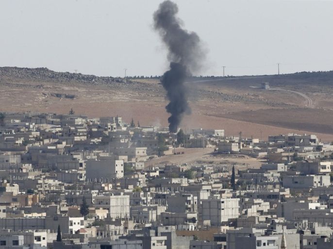 Smoke rises after an U.S.-led air strike in the Syrian town of Kobani Ocotber 8, 2014. U.S.-led air strikes on Wednesday pushed Islamic State fighters back to the edges of the Syrian Kurdish border town of Kobani, which they had appeared set to seize after a three-week assault, local officials said. The town has become the focus of international attention since the Islamists' advance drove 180,000 of the area's mostly Kurdish inhabitants to flee into adjoining Turkey, which has infuriated its own restive Kurdish minority-- and its NATO partners in Washington -- by refusing to intervene. REUTERS/Umit Bektas (SYRIA - Tags: POLITICS CONFLICT)