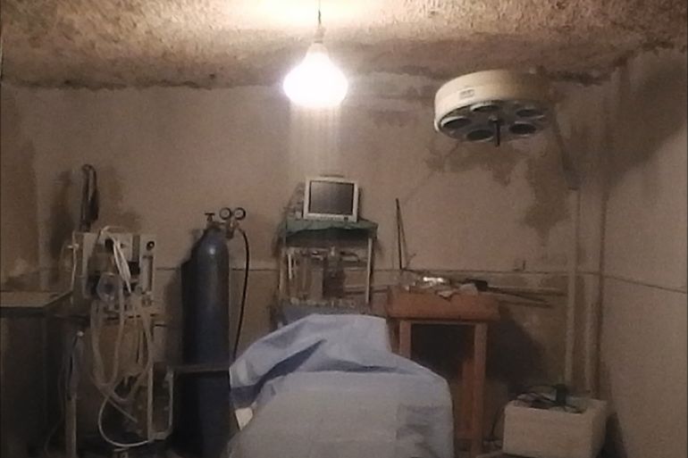 بعض التجهيزات الأولية في مشفى اللطامنة الموجود تحت الأرض بريف حماة
