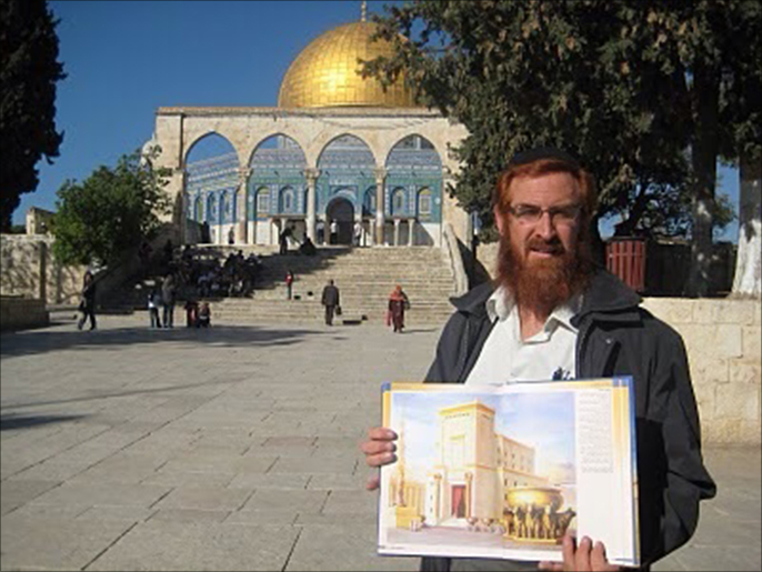 غليك في الحرم القدسي وبحوزتهصورة للهيكل المزعوم (الجزيرة)