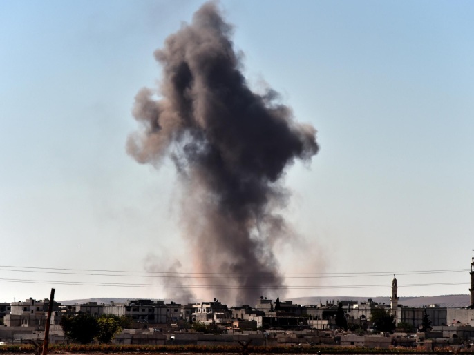 سحب دخان جراء قصف طائرات التحالف الأحياء الغربية لعين العرب (الفرنسية/غيتي)