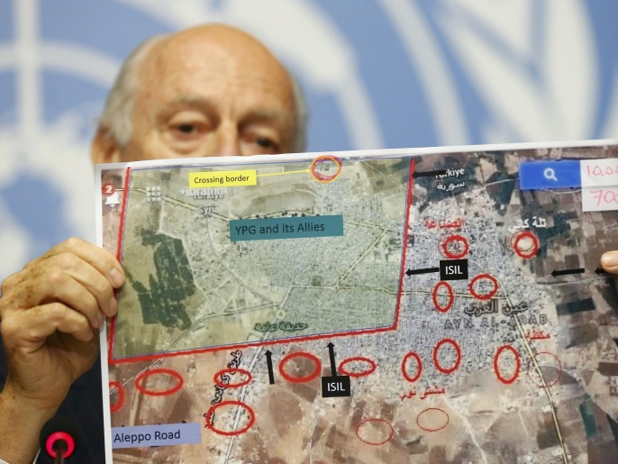 دي ميستورا يحمل خريطة لمدينة عين العرب (كوباني) السورية (رويترز)