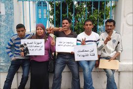 وقفات احتجاجية سابقة لضحايا الثورة للمطالبة بالكشف عن الجناة (أفريل/نيسان 2013 مقرب مقر نقابة الصحفيين بالعاصمة تونس)