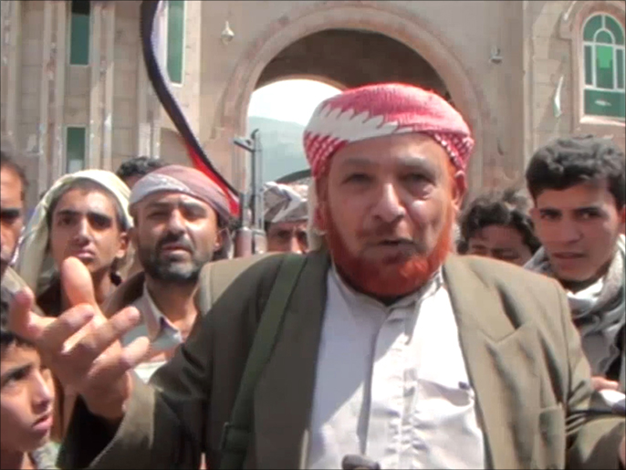 تجمع لقبائل إب أمام المحافظة للتعبير عن رفض الحوثيين (الجزيرة)