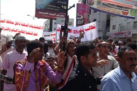 آلاف اليمنيين خرجوا في الحديدة للمطالبة بخروج الحوثيين من المدينة (الجزيرة) ‫‬