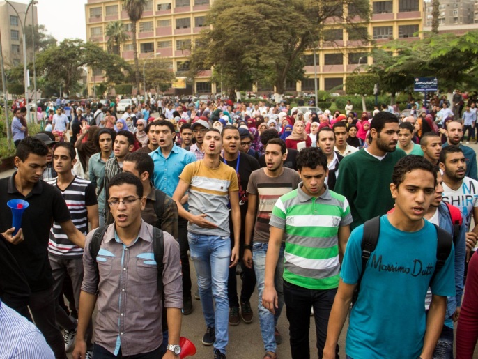 ‪طلاب في جامعة عين شمس بالقاهرة في مظاهرة يوم أمس ضد الانقلاب‬ (غيتي/الفرنسية)
