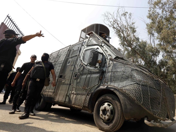 ‪عناصر من شرطة مكافحة الشغب في جامعة الأزهر بمدينة نصر حيث شهدت احتجاجات طلابية‬ (رويترز)