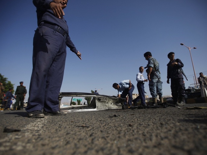 تفجير سابق استهدف حافلة جنود في اليمن(رويترز-أرشيف)