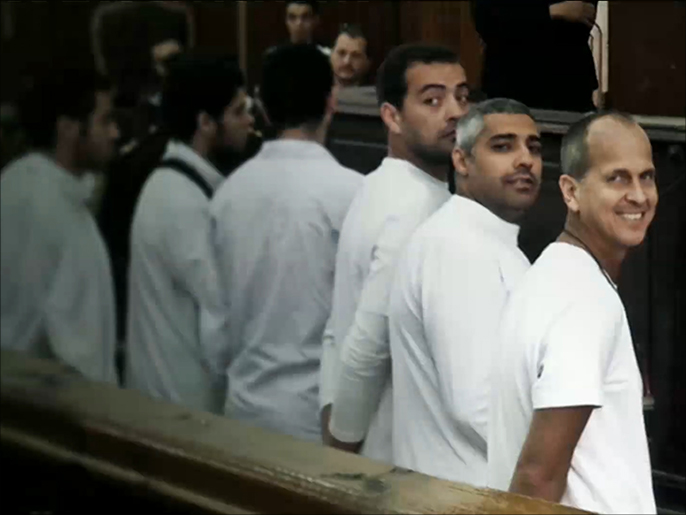 صحفيو الجزيرة الإنجليزية خلال إحدى جلسات محاكمتهم (الجزيرة)