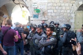 جنود الاحتلال يمنعون دخول الرجال دون جيل الخمسين ويمنع النساء من دخول الحرم القدسي اليوم